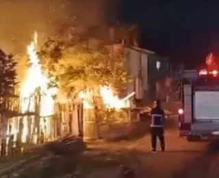 Homem alcoolizado incendeia casa com companheira dentro; veja vídeo