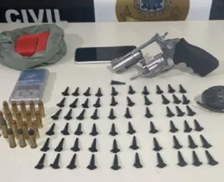 Homem é preso e adolescente apreendido com armas e granada