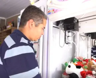 Homem gasta R$ 1 mil por semana em máquinas de pelúcia