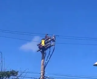 Homem sobe em poste, toma choque e cai no meio da rua; vídeo