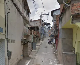 Homem troca tiros com polícia, invade casa e faz reféns em Salvador