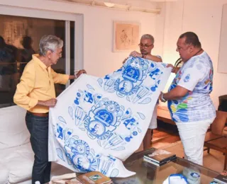 Homenageado do ano, Caetano Veloso recebe manto dos Filhos de Gandhy