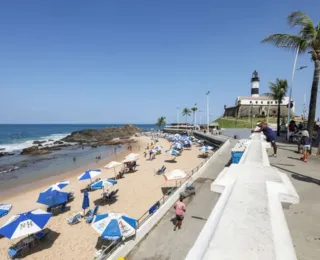 Idoso morre após bater a cabeça em pedra na praia do Farol da Barra