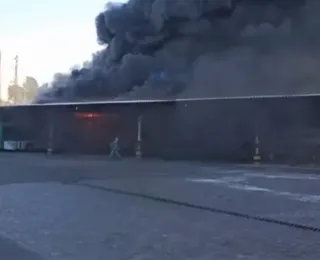 Incêndio atinge galpão ao lado de empresa de ônibus