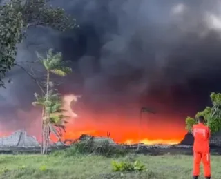 Incêndio atinge galpão de fábrica de materiais recicláveis em Camaçari