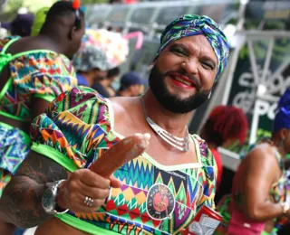 Inspirados por hit, foliões do Muquiranas levam calabresa para folia