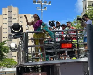 Ivete inicia apresentação e prefeito sai correndo para não perder