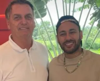 Jair Bolsonaro entrega a medalha de "imbrochável" para Neymar