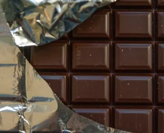 Justiça condena fábrica após mulher achar larvas em chocolate