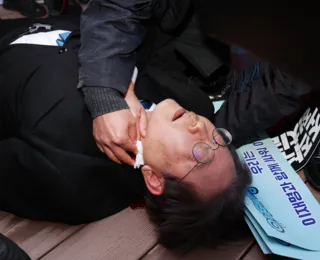 Líder da oposição sul-coreana é esfaqueado no pescoço