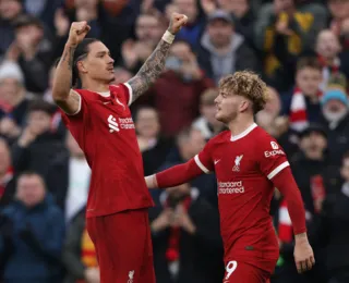 Liverpool vence Burnley e retoma liderança do Inglês