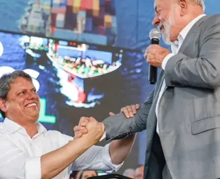 Lula e Tarcísio trocam afagos e revolta bolsonaristas: "vota no PT"