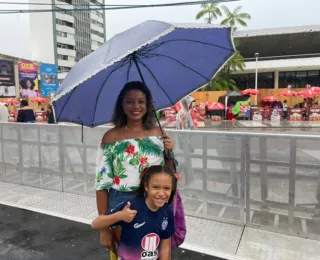 Mesmo com chuva, foliões curtem carnaval na Avenida