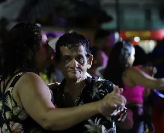 Moradores curtem folia nos próprios bairros