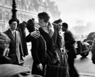 Morre a protagonista da famosa foto do beijo em Paris