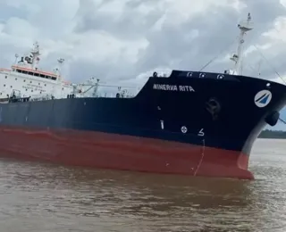Navio petroleiro erra caminho e tomba no meio do Rio Amazonas