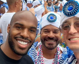 Novo atacante do Bahia aproveita domingo de carnaval no Pelô