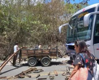 Ônibus bate em lateral com carretinha a caminho de Porto Seguro