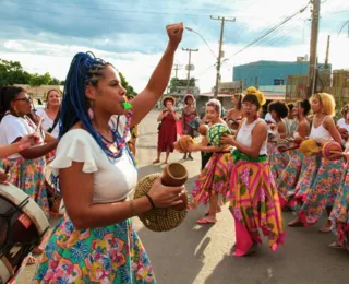 Orquestra formada por mulheres que tocam xequerê se apresenta no dia 2
