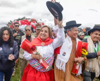 Presidente do Peru é agredida e tem cabelos puxados em evento; vídeo