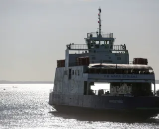 Rampa do ferry-boat quebra e carros ficam presos em embarcações