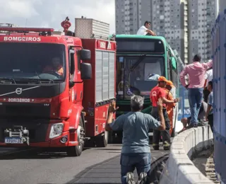 Rodoviário 'surta', sobe em teto de ônibus e trava trânsito na ACM