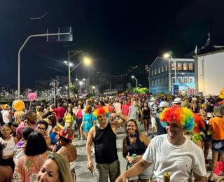 Sem medo da chuva, Palhaços do Rio Vermelho abrem carnaval de Salvador