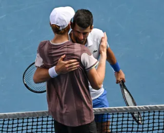 Sinner acaba com reinado de Djokovic e avança à final na Austrália