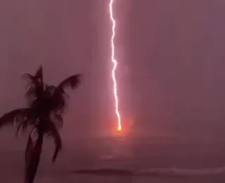 Tatuadora registra exato momento em que raio cai no mar da Barra; veja