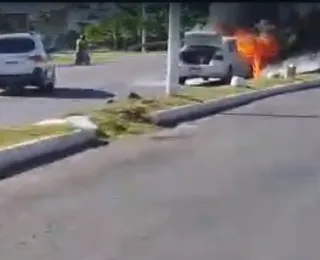 Taxi pega fogo na avenida Magalhães Neto; veja o vídeo