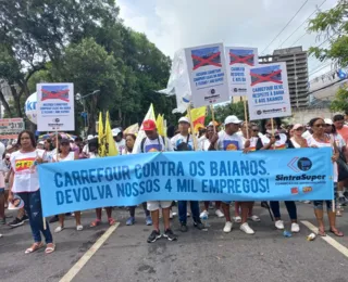 Trabalhadores protestam em Salvador contra demissões no Carrefour