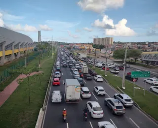 Trio bate em poste e causa congestionamento na Avenida Paralela