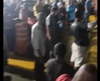 VÍDEO: Passageiros esperam mais de 2h para ferry-boat atracar na Ilha