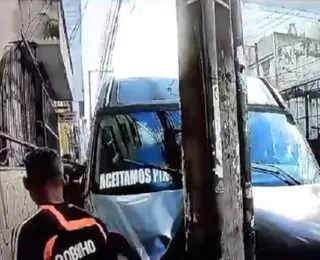 Van bate em poste na Av. Carlos Gomes e deixa três feridos