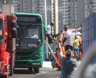 Veja momento em que rodoviário é resgatado do teto de ônibus