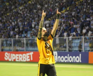 Vídeo: Atacante perde pai, decide entrar em campo e marca de pênalti