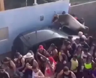 Vídeo: Boi "bandido" invade bloco de carnaval e deixa foliões feridos