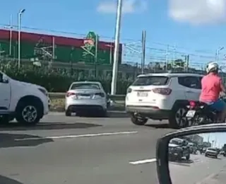 Vídeo: Motorista perde controle e bate carro na Avenida Paralela