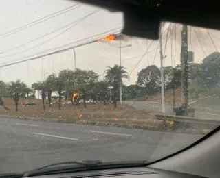 Vídeo: caminhão derruba poste e trava trânsito em Salvador