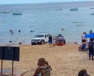 Vídeo: carro atola na areia do Porto da Barra nesta manhã de Natal