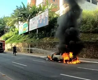 Vídeo: carro pega fogo e deixa trânsito lento na Avenida Garibaldi