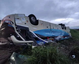 Vídeo: cinco pessoas morrem após ônibus capotar na Bahia