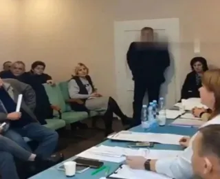 Vídeo: deputado da Ucrânia joga granadas em reunião