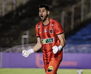 Vídeo: ex-goleiro do Vitória comete falha 'bisonha' no estadual