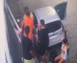 Vídeo: homem agride mulher após ser repreendido por urinar na rua