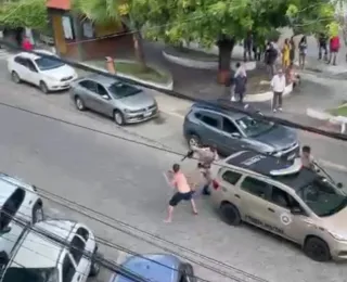 Vídeo: homem mata tia idosa e agride policiais a pauladas na Bahia