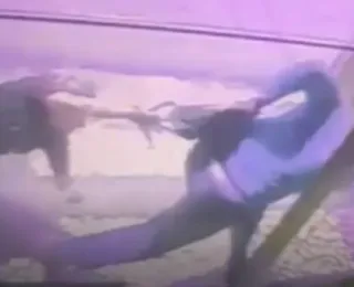 Vídeo mostra mulher sendo arrastada pela rua durante saidinha bancária