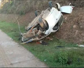 Vídeo: motorista perde controle do carro e capota na Av. 29 de Março