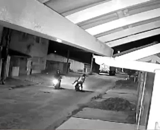 Vídeo: mulher é morta a tiros enquanto pilotava moto na Bahia