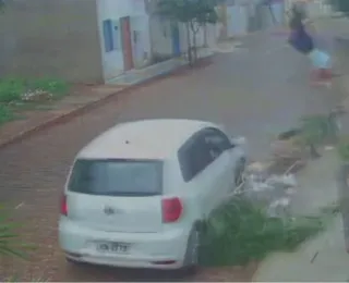 Vídeo: mulheres em moto são atropeladas na Bahia; condutor fugiu